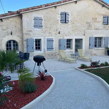 Holiday home La Rive Gauche Saint-Meme-les-Carrieres